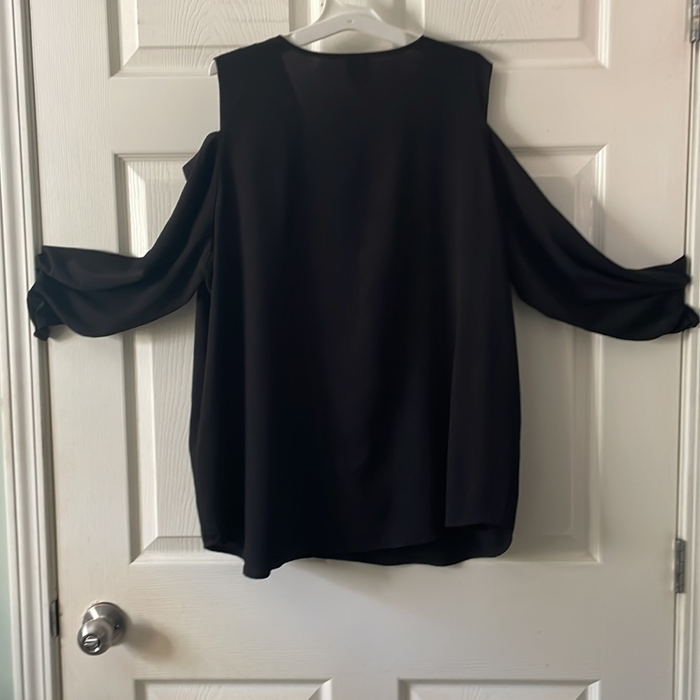 Chico’s 3 COLD SHOULDER white buttons Black blouse long sleeved v neck LNC